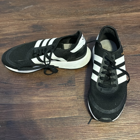 Hello! I’m selling adidas shoes. Size 6.5 for women. One time use. Will be wash! - Picture 2 of 4